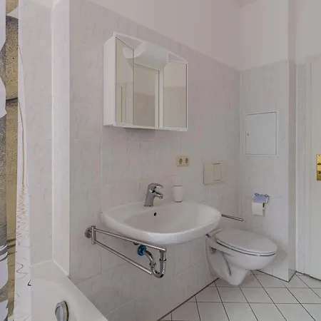 Cozy 2-Zimmer-Fewo Mit Privatem Parkplatz Und Schoener Ausstattung! Perfekt Fuer Familien Und Gruppen, 5 Einzelne Betten, Frische Bettwaesche Und Handtuecher Inklusive