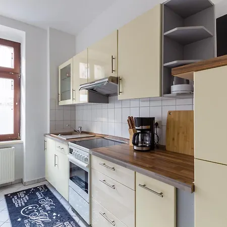 Apartment Cozy 2-Zimmer-Fewo Mit Privatem Parkplatz Und Schoener Ausstattung! Perfekt Fuer Familien Und Gruppen, 5 Einzelne Betten, Frische Bettwaesche Und Handtuecher Inklusive