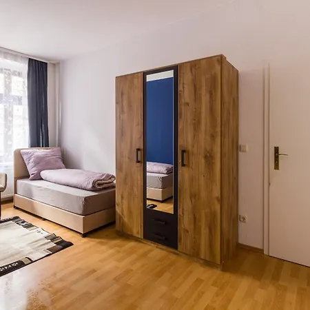 Cozy 2-Zimmer-Fewo Mit Privatem Parkplatz Und Schoener Ausstattung! Perfekt Fuer Familien Und Gruppen, 5 Einzelne Betten, Frische Bettwaesche Und Handtuecher Inklusive Apartment Leipzig
