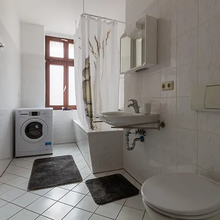 Apartment Cozy 2-Zimmer-Fewo Mit Privatem Parkplatz Und Schoener Ausstattung! Perfekt Fuer Familien Und Gruppen, 5 Einzelne Betten, Frische Bettwaesche Und Handtuecher Inklusive Leipzig