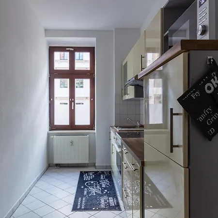 Apartment Cozy 2-Zimmer-Fewo Mit Privatem Parkplatz Und Schoener Ausstattung! Perfekt Fuer Familien Und Gruppen, 5 Einzelne Betten, Frische Bettwaesche Und Handtuecher Inklusive